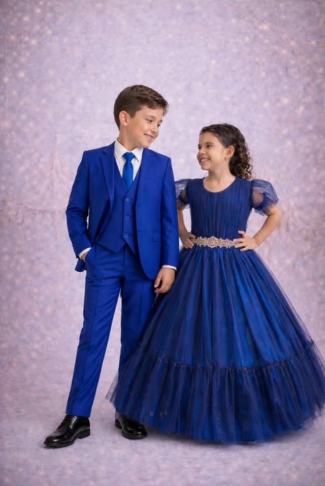 Criança com terno azul e menina com vestido azul